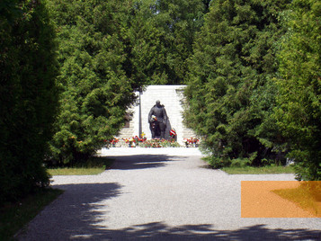 Image: Tallinn, 2007, The »Bronze Soldier« on the military cemetery, kalevkevad