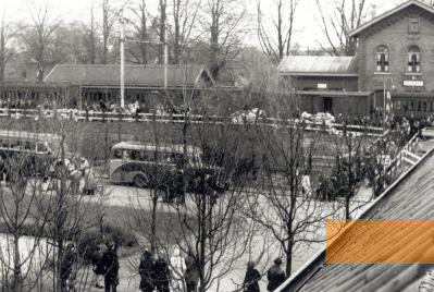 Bild:Vught, (o.D.), Transport von Juden vom Bahnhof Vught ins KZ Herzogenbusch, Nationaal Monument Kamp Vught, v. Heel.