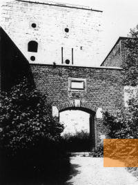 Bild:Huy, vor 1945, Innenhof der Festung, CEGES-SOMA