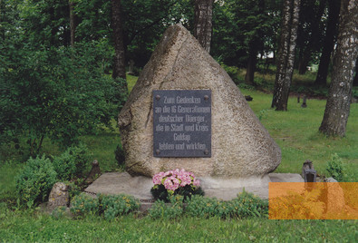 Bild:Goldap, 2009, Der 1992 errichtete Gedenkstein für die früheren deutschen Bewohner Goldaps, der auch die Juden einschließt, Stiftung Denkmal