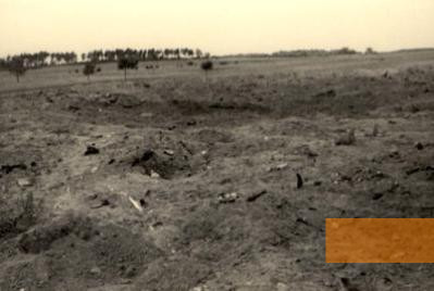 Bild:Treblinka, o.D., Asche und Knochenreste unmittelbar nach dem Krieg, Yad Vashem