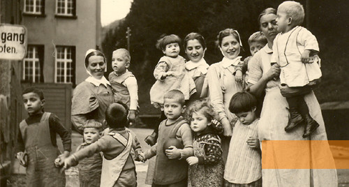 Image: Schwäbisch Hall, 1940, Children at the Gottlob Weißer Home and deaconesses shortly before their transfer to Weinsberg, Evangelisches Diakoniewerk Schwäbisch Hall