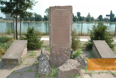 Image: Strasbourg, 2006, The stele on the French side of the Rhine, Kehler Zeitung, Hans-Jürgen Walter
