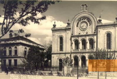 Bild:Fünfkirchen, o.D., Die Synagoge vor dem Zweiten Weltkrieg, public domain