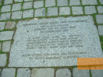 Image: Vienna, 2003, The monument's dedication, Verein zur Erforschung nationalsozialistischer Gewaltverbrechen und ihrer Aufarbeitung Wien, Claudia Kuretsidis-Haider