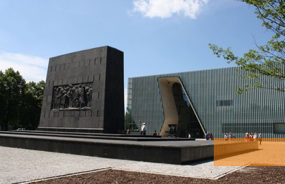Image: Warsaw, 2013, Ghetto Heroes' Memorial in front of the Museum of the History of Polish Jews, Stiftung Denkmal