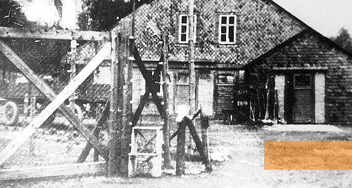 Image: Lehesten, April 1945, The camp gate and the »Italian camp« which was torn down in the 1960s, Archiv Gedenkstätte »Laura«