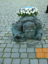 Image: Vienna, 2003, Bronze sculpture entitled »Street-washing Jew«, Verein zur Erforschung nationalsozialistischer Gewaltverbrechen und ihrer Aufarbeitung Wien, Claudia Kuretsidis-Haider