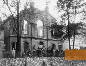 Bild:Erfurt, 10. November 1938, Anwohner und Schaulustige vor der ausgebrannten Großen Synagoge in Erfurt nach der Reichspogromnacht, Stiftung Topographie des Terrors