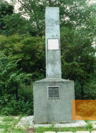 Bild:Boryslaw, o.D., Denkmal hinter dem Schlachthof, Ort mehrerer Massenerschießungen, Privatarchiv Leonid Milman
