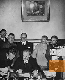Image: Moscow, August 23, 1939, Foreign minister Molotov signing the Treaty of Non-Aggression between Germany and the Soviet Union, von Ribbentrop and Stalin in the background, public domain