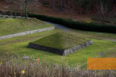 Image: Flossenbürg, 2008, Pyramid of Ashes in the »Valley of Death«, Ronnie Golz