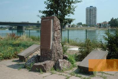 Image: Strasbourg, 2006, The stele on the French side of the Rhine, Europe Bridge is visible in the background, Kehler Zeitung, Hans-Jürgen Walter