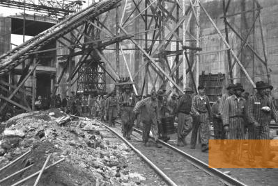 Image: Bremen-Farge, 1944, Forced labourers on the construction site of the submarine bunker, Bundesarchiv, Bild 185-23-21, N/A