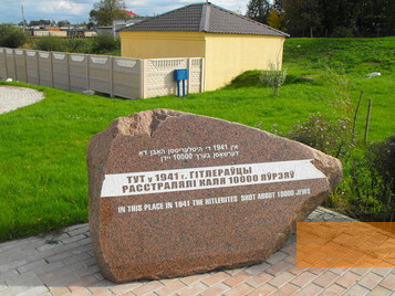 Image: Tuvolo, 2012, Memorial stone at the site of several mass shootings, Avner