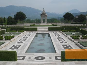 Image: Monte Cassino, 2011, »Cassino Memorial« on the Commonwealth military cemetery, Farawayman, Creative Commons CC BY 2.0