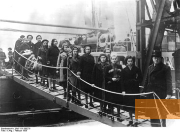 Image: London, 1939, Children of Polish Jews living in Germany arriving in the port of London, Bundesarchiv, Bild 183-S69279