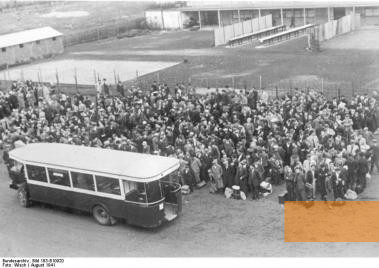 Image: Paris, August 1941, Arrested foreign Jews in a transit camp, Bundesarchiv, Bild 183-B10920