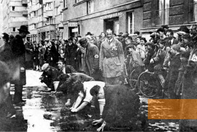 Image: Vienna, March 1938, Members of the NSDAP force Jews to scrub political slogans off the street, Dokumentationsarchiv des österreichischen Widerstandes