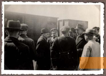 Bild:Skopje, 1943, »Judenkommissar« Belev beaufsichtigt die Deportation der Juden aus Skopje, Yad Vashem