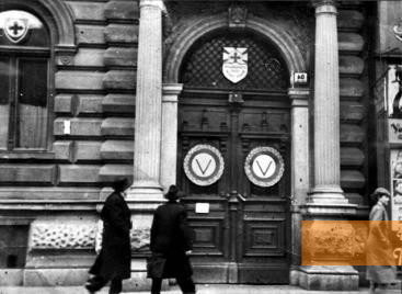 Image: Budapest, undated, Entrance to the »House of Loyalty«, the headquarters of the Arrow Cross Party, Yad Vashem