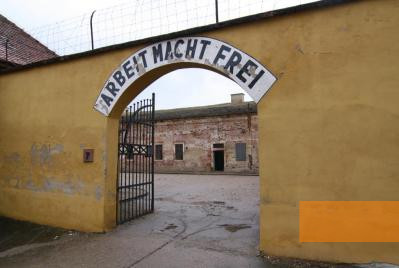 Image: Terezín, 2009, Entrance to the incarceration area in the Small Fortress, Stiftung Denkmal, Anja Sauter