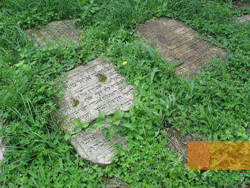 Bild:Luzk, 2007, Grabplatten vom zerstörten jüdischen Friedhof beim Holocaustdenkmal, aisipos