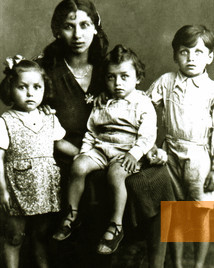 Image: Szczecin, about 1941, Elisabeth Emmler with her children – all murdered 1943 in Auschwitz-Birkenau, Private photography/Dokumentationszentrum
