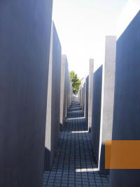 Bild:Berlin, 2005, Blick in eine Wegachse des Stelenfelds, Stiftung Denkmal