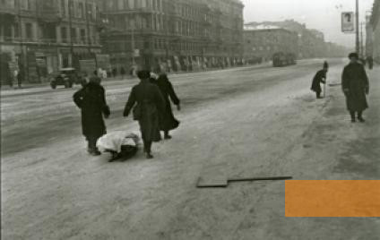 Bild:Sankt Petersburg (Leningrad), 1941–1944, Einwohner ziehen einen Sarg über den Newskij Prospekt, Deutsch-Russisches Museum Berlin-Karlshorst, Nikolaj Chandogin
