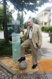Image: Berlin, 2014, The former Auerbach child Walter Frankenstein (*1924) on the day of the memorial sign's dedication, Stiftung Denkmal