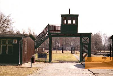 Bild:Stutthof, 2005, Das Eingangstor des ehemaligen Lagers, Stiftung Denkmal, Ronnie Golz