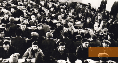 Bild:Nováky, 1942/43, Jüdische Zwangsarbeiter beim Essen, Múzeum SNP