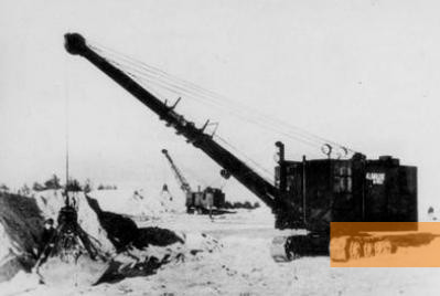 Image: Treblinka, 1942/43, Photo from the private album of camp commandant Kurt Franz: mechanical digger, used to dig mass graves, Yad Vashem