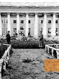Bild:Puschkin, um 1942, Wehrmachtsoldaten auf dem SS-Friedhof am Alexanderpalast, sobor-ekaterina.ru