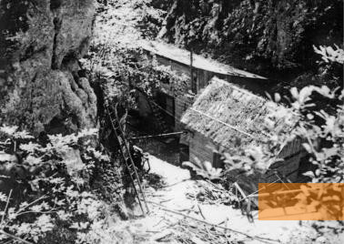 Image: Near Dolenji Novaki, 1945, Huts fitted into the gorge, Fototeka Cerkljanskega muzeja