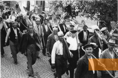 Image: Szeged, um 1940, Jewish men on the way to forced labour, Móra Ferenc Múzeum, Szeged