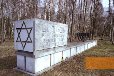 Bild:Stutthof, 2005, Gedenkstein für die jüdischen Opfer des Konzentrationslagers Stutthof, Stiftung Denkmal, Ronnie Golz