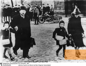 Image: Memel, 1939, Print shop owner Aron Puhn and family flee from Memel, b p k