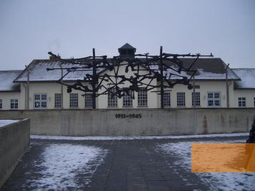 Bild:Dachau, 2003, Gesamtansicht des »Internationalen Mahnmals«, Ronnie Golz