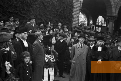 Image: Berlin-Weißensee, October 1945, Remembrance ceremony to the Jewish victims of fascism, SLUB/Deutsche Fotothek, Abraham Pisarek