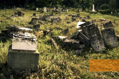 Image: Orhei, 2005, Derelict graves on the Orhei Jewish cemetery, Stiftung Denkmal