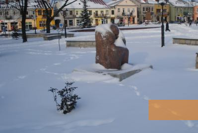 Image: Międzyrzec Podlaski, 2009, »Prayer« sculpture and the main square in winter, Naphtali Brezniak