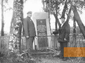 Bild:Klimowitschi, o.D., Denkmal in der Nähe des Krankenhauses mit entferntem Davidstern, Yad Vashem