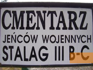 Bild:Küstrin, 2009, Tafel am Eingang des Kriegsgefangenenfriedhofs, www.tourist-info-kostrzyn.de