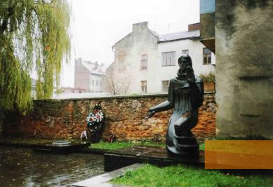 Bild:Drohobytsch, 2004, Erschießungsmauer im Zentrum der Stadt, Stiftung Denkmal
