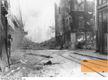 Image: Caen, 1944, Destructions in the city, Bundesarchiv, Bild 146-1984-035-05A, Friedrich Zschäckel
