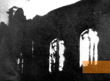 Bild:Riga, 4. Juli 1941, Die brennende Große Choralsynagoge, Muzejs »Ebreji Latvijā«