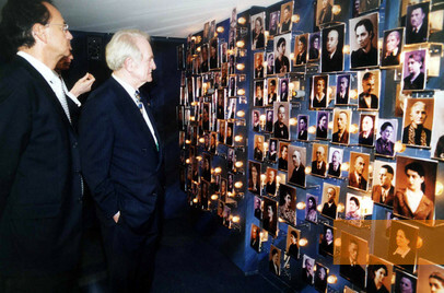 Image: Offenburg, 2002, Federal President Johannes Rau visiting the memorial room during the opening, Stadtarchiv Offenburg