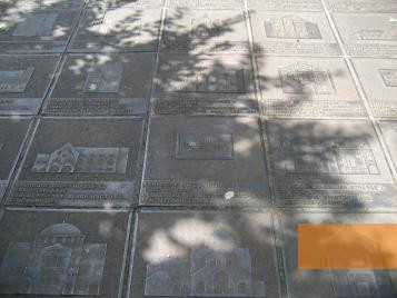 Bild:Berlin, 2010, Bodentafeln mit Bildern von nicht mehr existierenden Synagogen, Stiftung Denkmal